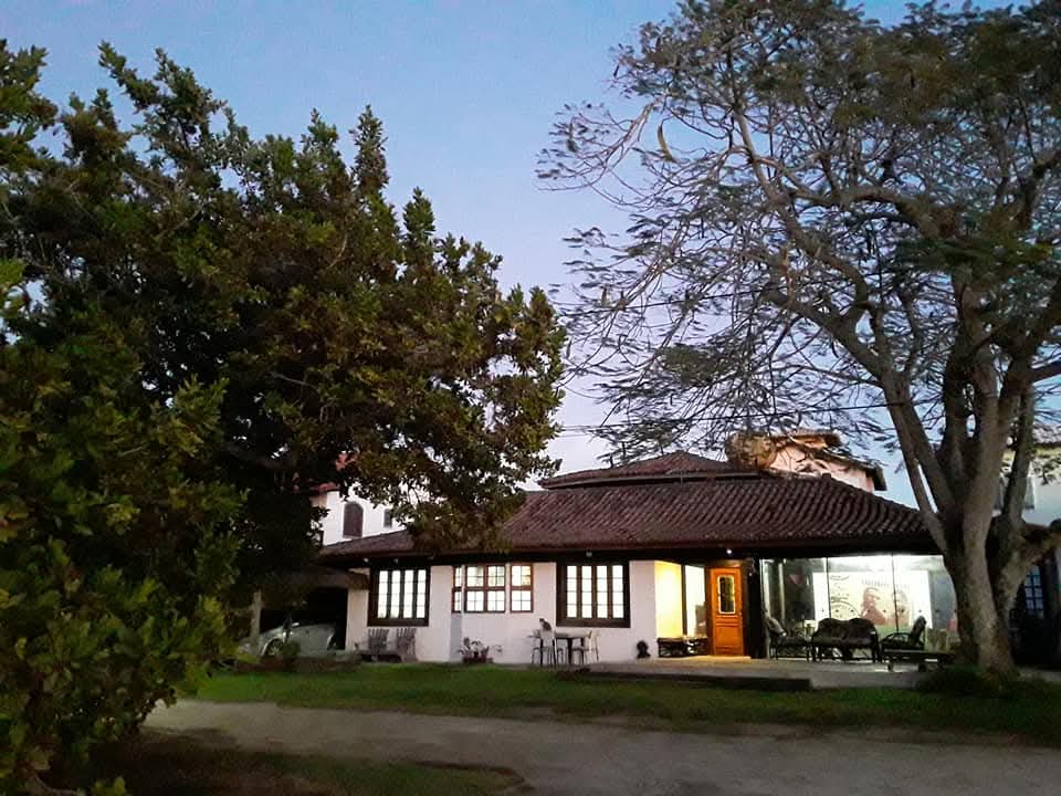 🏡 MANSÃO DE ALTO PADRÃO A VENDA COM PÍER PRIVATIVO, 7 SUÍTES E VISTA PERMANENTE PARA A LAGOA – CONDOMÍNIO SÍTIO SÃO GONÇALO